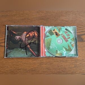 SIGNED - The Life of a Showgirl Taylor Swift
CD with Photo 2